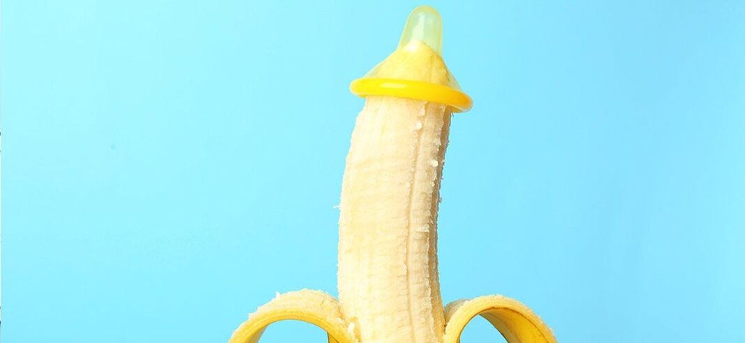 banane dans un préservatif comme imitation de l'agrandissement du pénis sans chirurgie