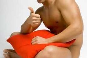 Un homme se prépare pour le jelq - exercice d'agrandissement du pénis