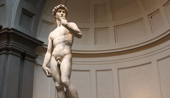 la sculpture nue symbolise l'agrandissement du pénis