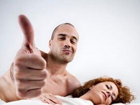 femme avec un homme qui a agrandi son pénis en utilisant des remèdes populaires